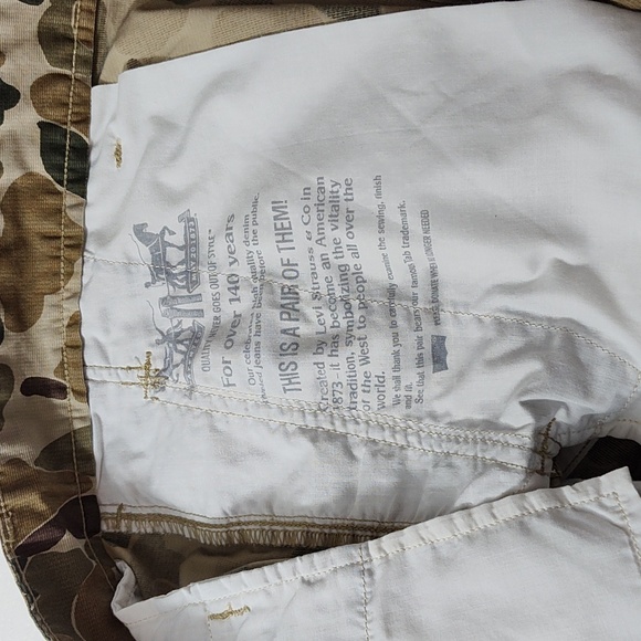 Levi Strauss & Co. Loose fit Camo Cargo Shorts. Size 40 - Picture 11 of 15